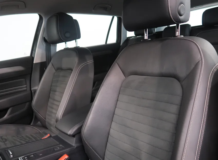 Volkswagen Passat ELEGANCE 2.0TDI EVO 110KW DSG NAVI