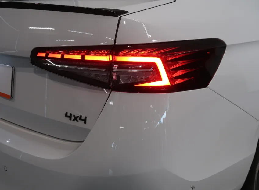 Škoda Superb SPORTLINE 2.0TDI 142KW 4x4 DSG TAŽNÉ CANTON LED MA