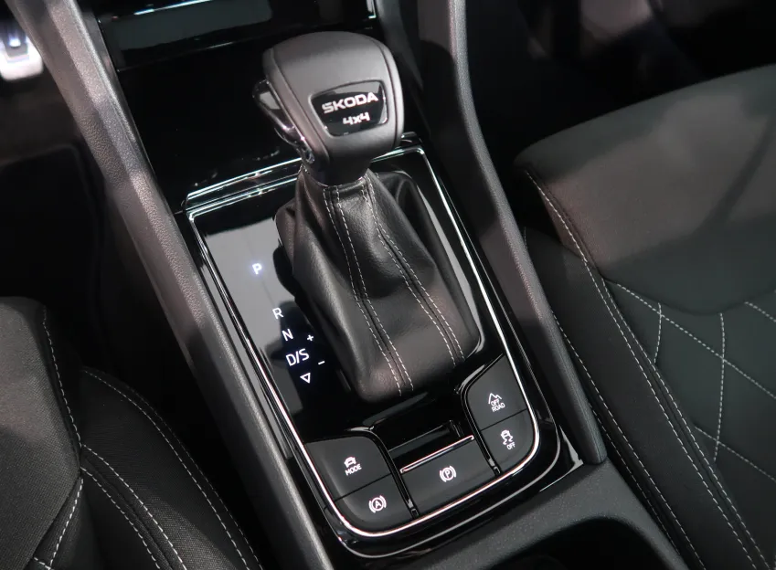 Škoda Karoq SPORTLINE 2.0TSI 140KW 4x4 DSG CANTON NAVI PANORAM