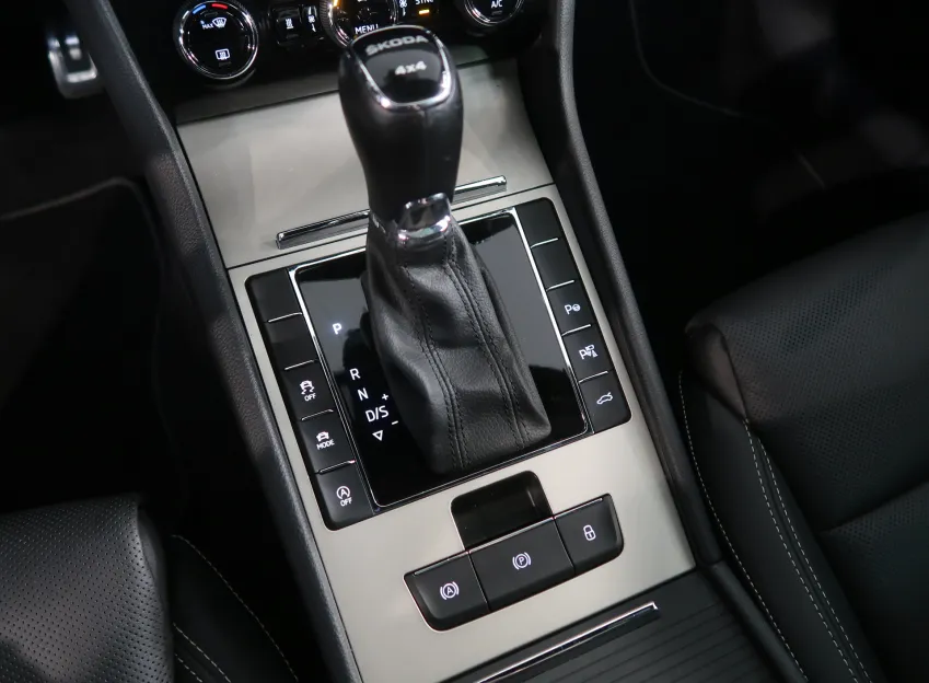 Škoda Superb L&K 2.0TSI 206KW 4x4 DSG TAŽNÉ WEBASTO