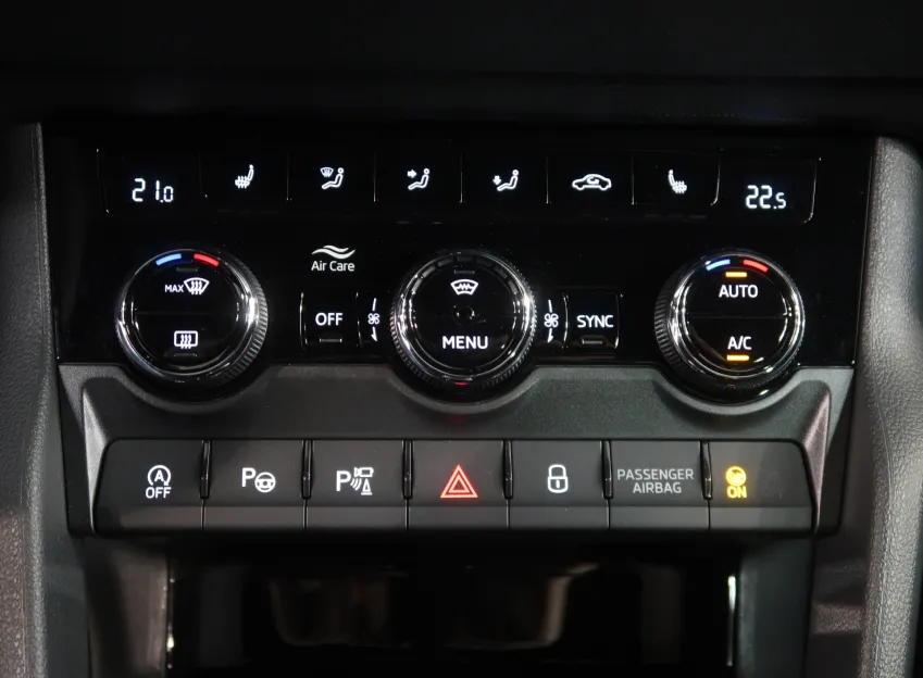 Škoda Karoq SPORTLINE 1.5TSI 110KW DSG TAŽNÉ CANTON NAVI LED M