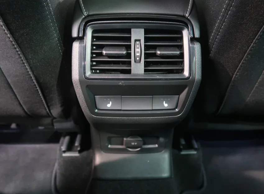 Škoda Karoq SPORTLINE 1.5TSI 110KW DSG TAŽNÉ CANTON NAVI LED M