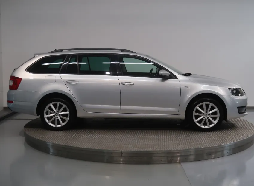 Škoda Octavia JOY 2.0TDI 110kW 4X4 TAŽNÉ XENON