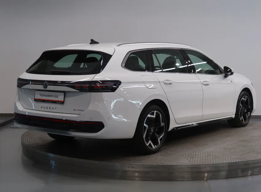 Volkswagen Passat R-LINE 1.5TSI 200KW eHYBRID WEBASTO TAŽNÉ
