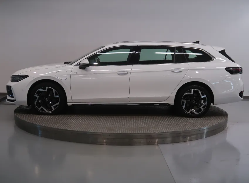Volkswagen Passat R-LINE 1.5TSI 200KW eHYBRID WEBASTO TAŽNÉ