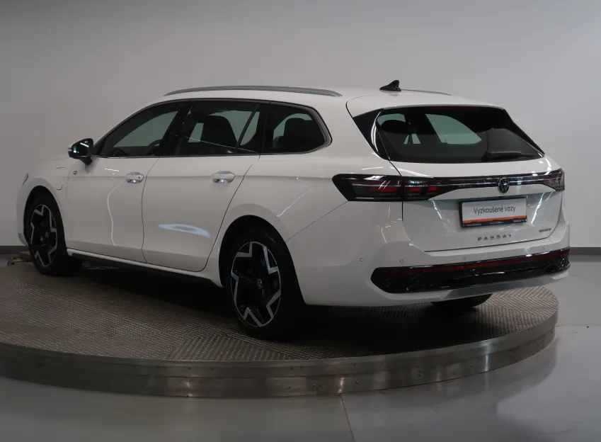 Volkswagen Passat R-LINE 1.5TSI 200KW eHYBRID WEBASTO TAŽNÉ