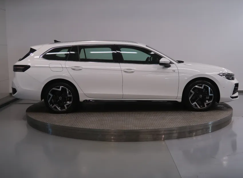 Volkswagen Passat R-LINE 1.5TSI 200KW eHYBRID WEBASTO TAŽNÉ