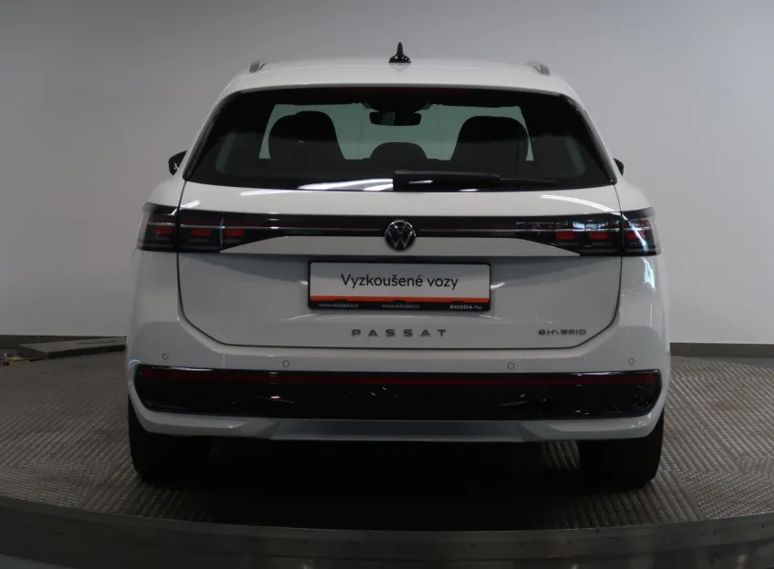 Volkswagen Passat R-LINE 1.5TSI 200KW eHYBRID WEBASTO TAŽNÉ