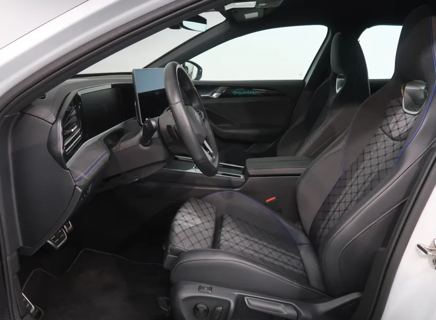 Volkswagen Passat R-LINE 1.5TSI 200KW eHYBRID WEBASTO TAŽNÉ