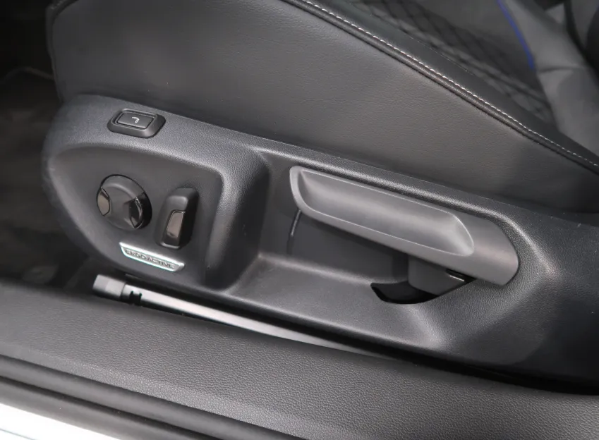 Volkswagen Passat R-LINE 1.5TSI 200KW eHYBRID WEBASTO TAŽNÉ