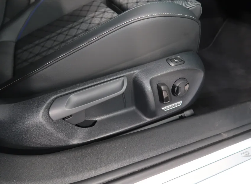 Volkswagen Passat R-LINE 1.5TSI 200KW eHYBRID WEBASTO TAŽNÉ