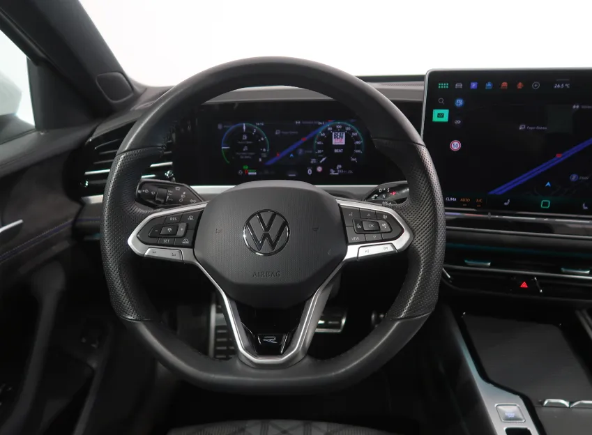 Volkswagen Passat R-LINE 1.5TSI 200KW eHYBRID WEBASTO TAŽNÉ