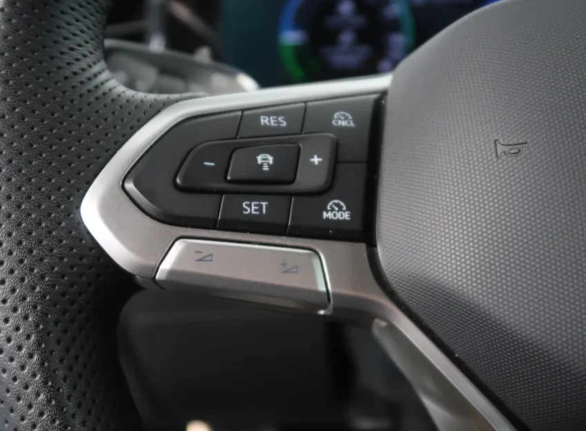 Volkswagen Passat R-LINE 1.5TSI 200KW eHYBRID WEBASTO TAŽNÉ