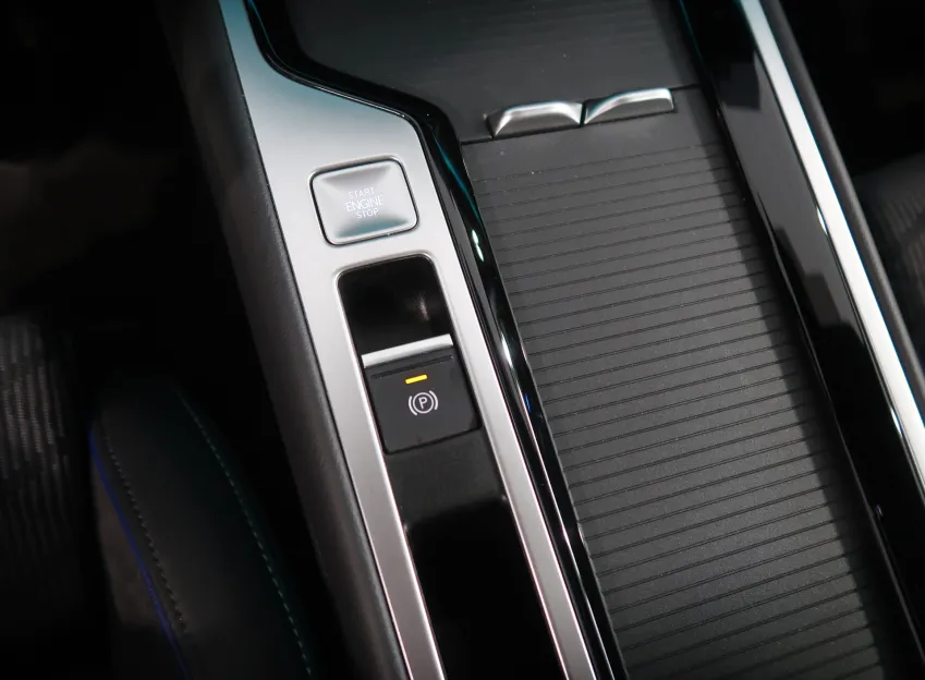 Volkswagen Passat R-LINE 1.5TSI 200KW eHYBRID WEBASTO TAŽNÉ