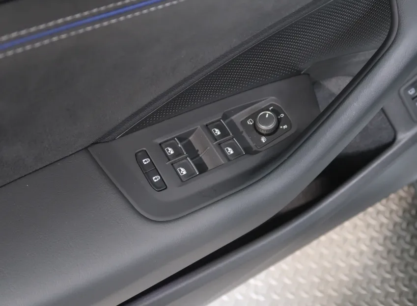 Volkswagen Passat R-LINE 1.5TSI 200KW eHYBRID WEBASTO TAŽNÉ