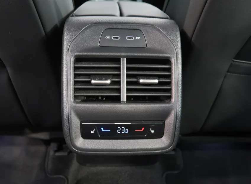 Volkswagen Passat R-LINE 1.5TSI 200KW eHYBRID WEBASTO TAŽNÉ