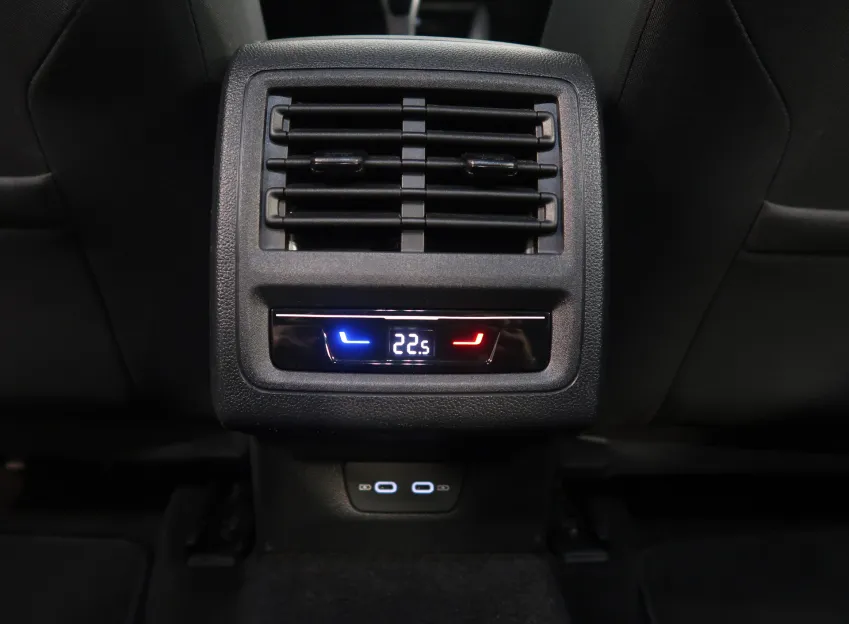 Volkswagen Golf LIFE VARIANT 1,5TSI 96KW LED ACC KAMERA