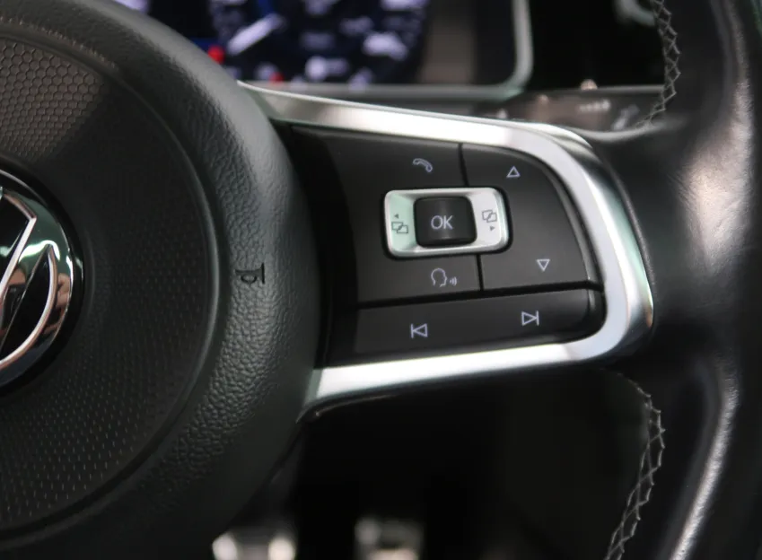 Volkswagen Golf R-LINE 1.6TDI 85KW LED ACC PANORAMA