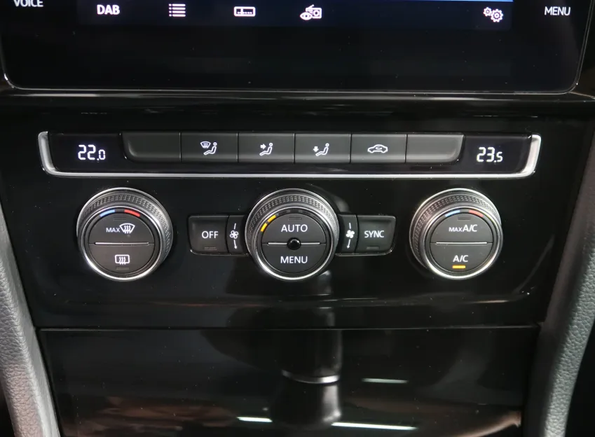 Volkswagen Golf R-LINE 1.6TDI 85KW LED ACC PANORAMA