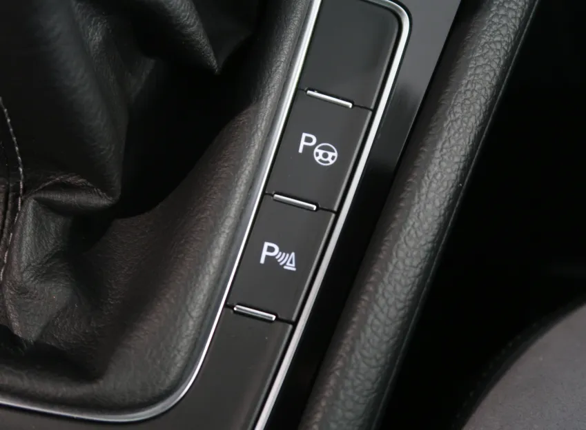 Volkswagen Golf R-LINE 1.6TDI 85KW LED ACC PANORAMA