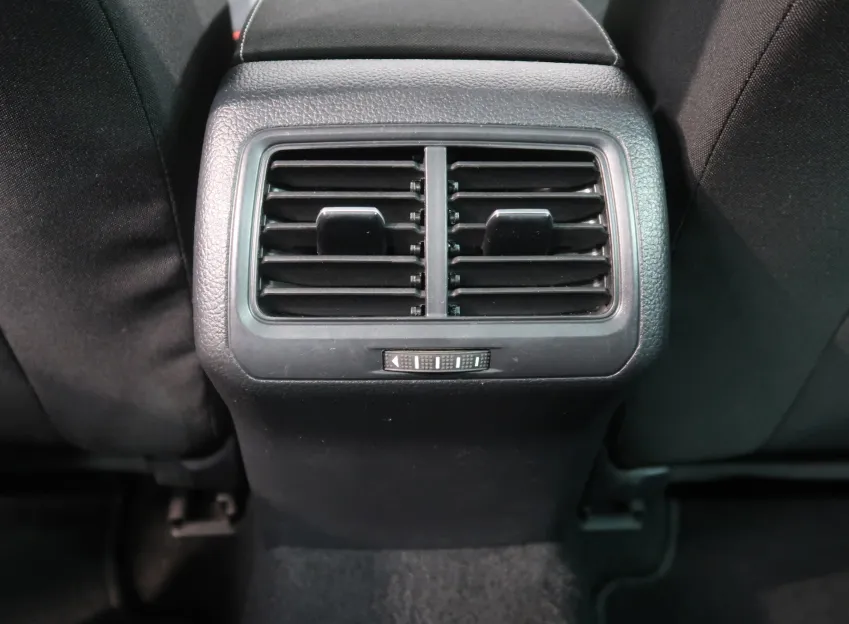 Volkswagen Golf R-LINE 1.6TDI 85KW LED ACC PANORAMA