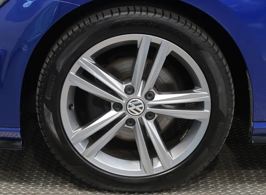 Volkswagen Golf R-LINE 1.6TDI 85KW LED ACC PANORAMA