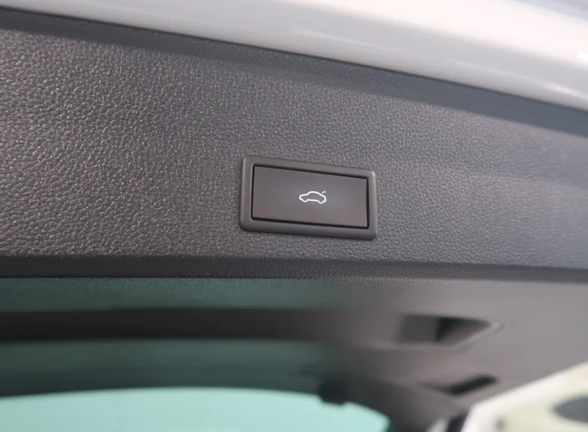 SEAT Ateca 2.0TDI 110KW TAŽNÉ NAVI