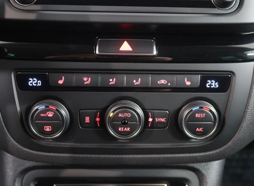 Volkswagen Sharan HIGHLINE 2.0TDI 4x4 DSG 7MÍST TAŽNÉ WEBASTO DCC