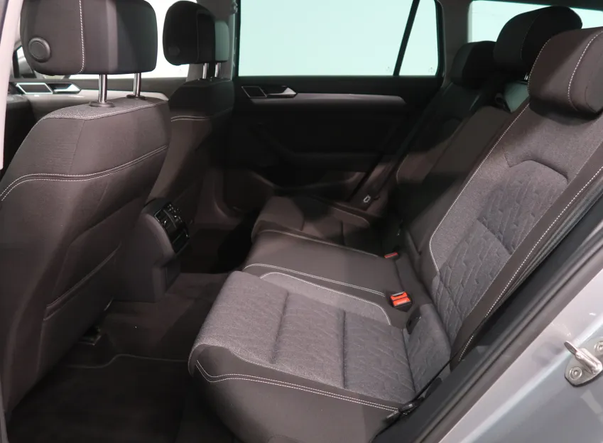 Volkswagen Passat BUSINESS PREMIUM 2.0TDI 90KW TAŽNÉ NAVI