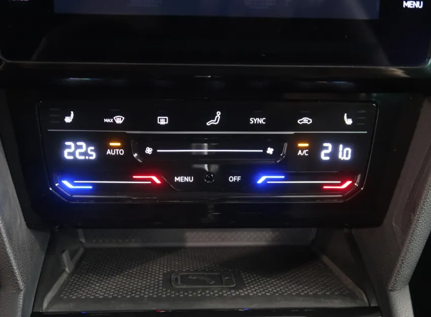 Volkswagen Passat BUSINESS PREMIUM 2.0TDI 90KW TAŽNÉ NAVI