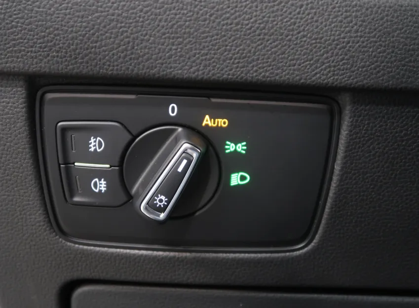 Volkswagen Passat BUSINESS PREMIUM 2.0TDI 90KW TAŽNÉ NAVI